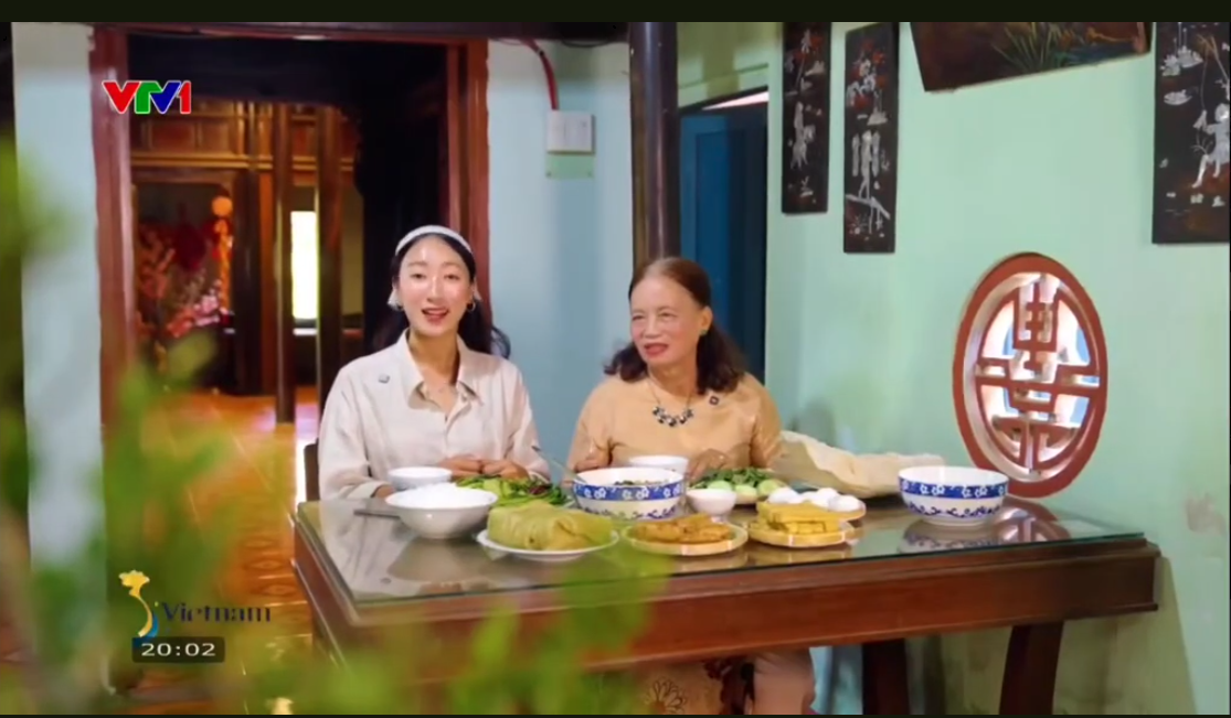 Bà Nguyễn Thị Sang cùng phóng viên VTV1 trong không gian gia đình tại Thuận Nghĩa