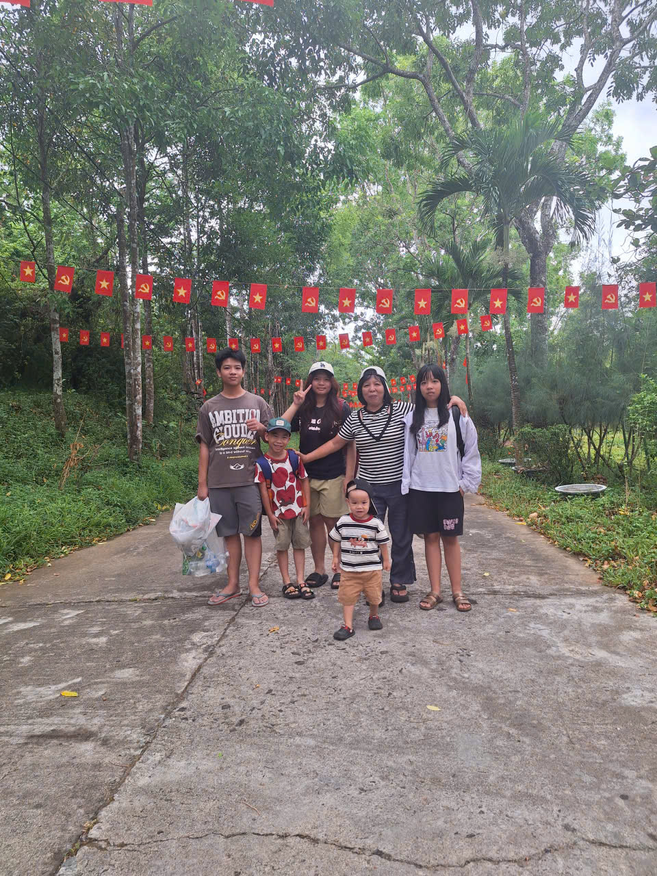 Các cháu Nguyễn Tộc vui chơi giữa không gian xanh