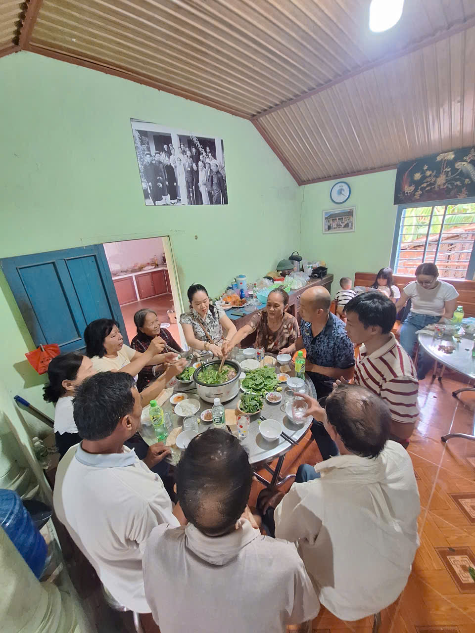 Các thế hệ quây quần bên bữa cơm gia đình