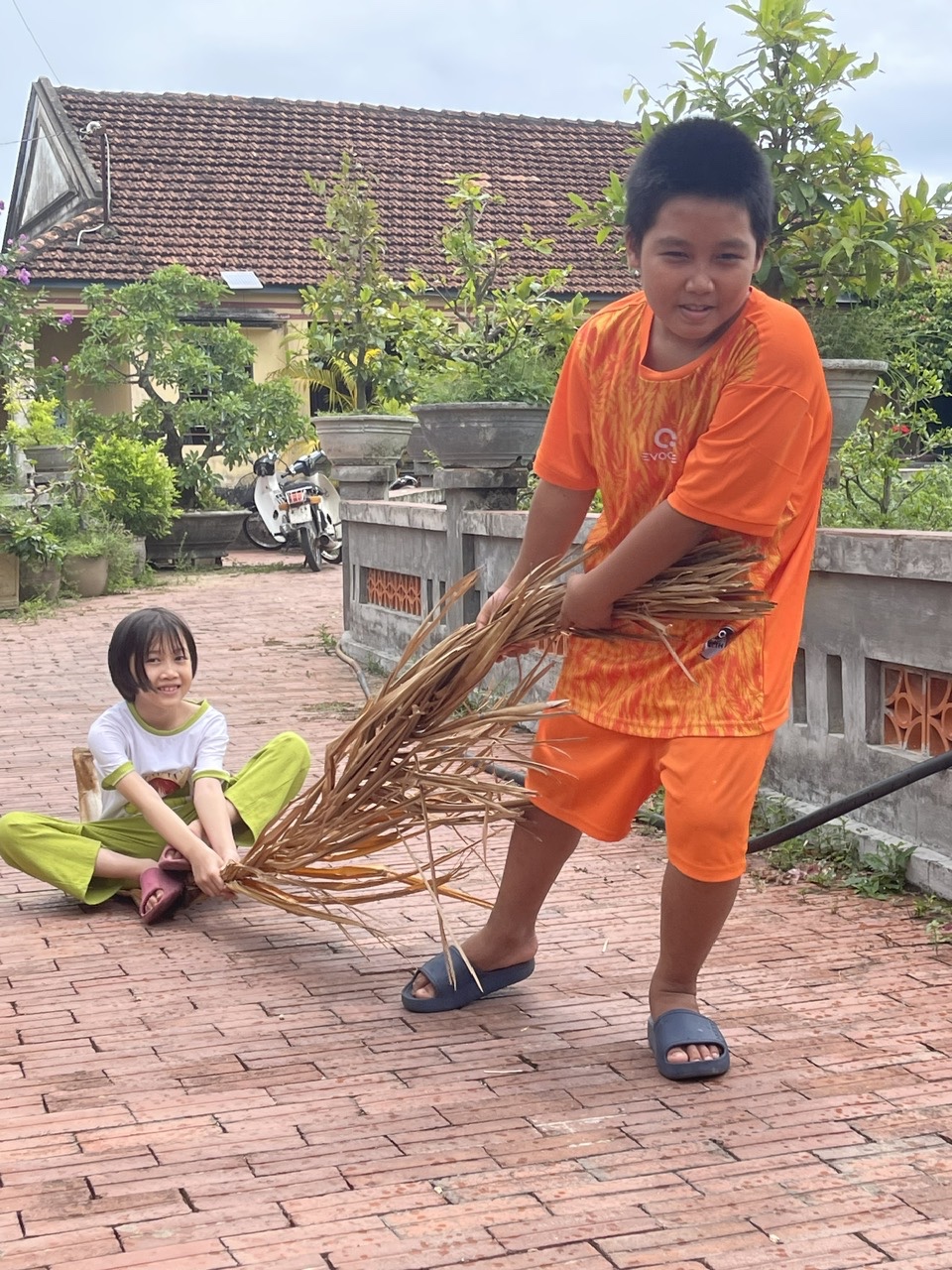 Các cháu cùng tham gia việc nhỏ trong gia đình