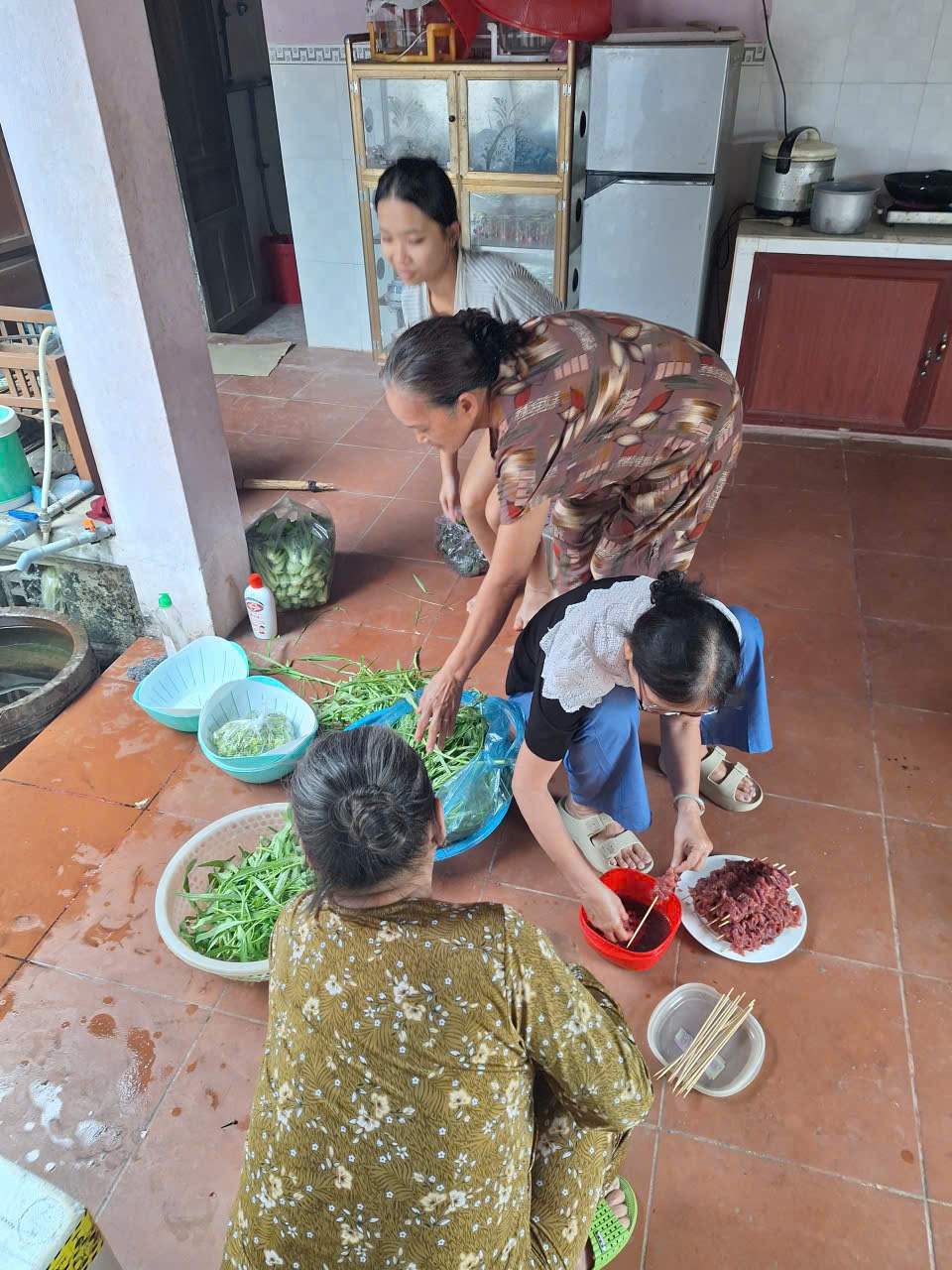 Các thành viên chuẩn bị bữa cơm sum họp