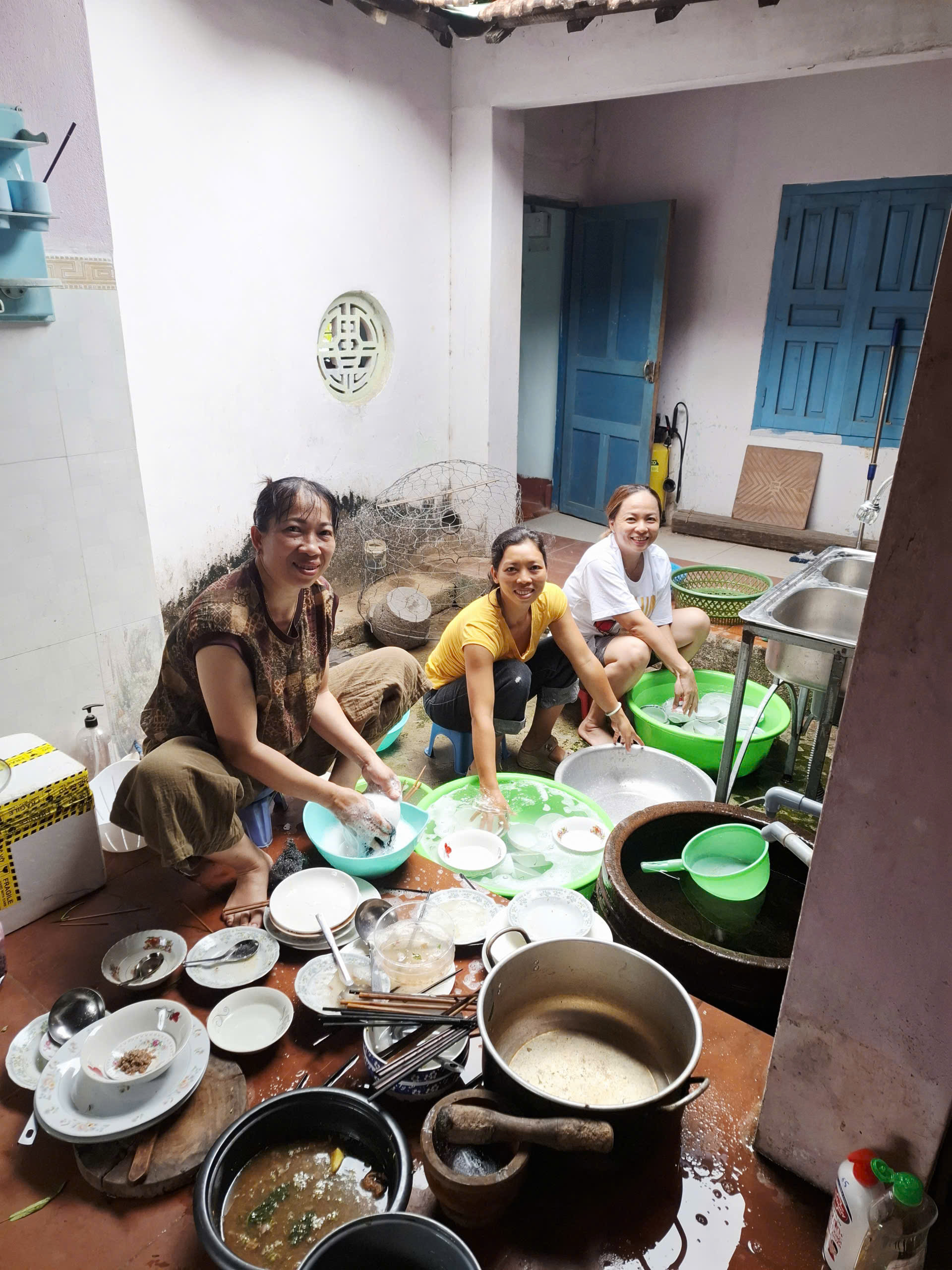 Các thành viên cùng dọn dẹp sau buổi sum họp